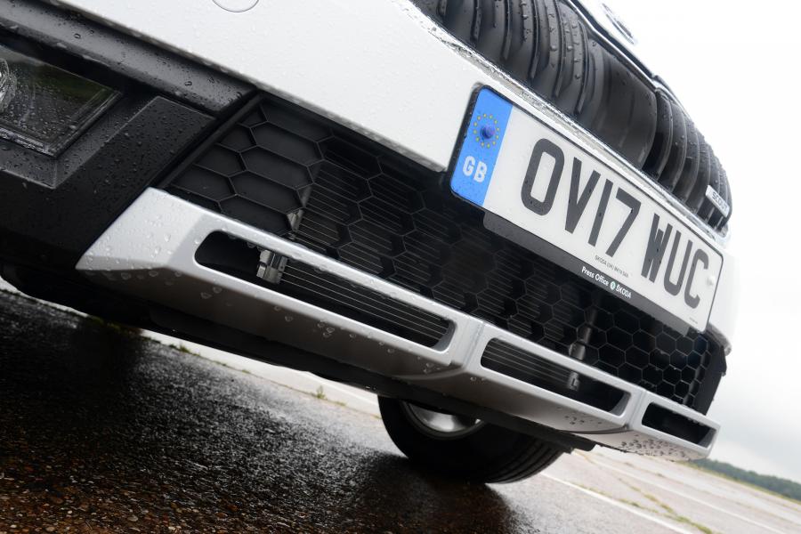 Детали экстерьера Skoda Octavia Scout 2017 года  (UK) (фото 11 из 12)